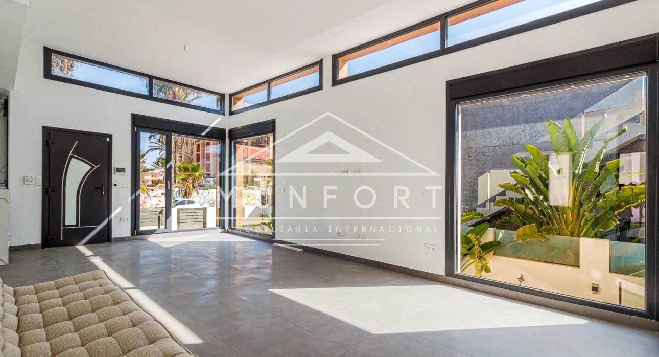 4 soveværelse Villa til salg i Torrevieja med swimmingpool - € 940.000 (Ref: 9133671)