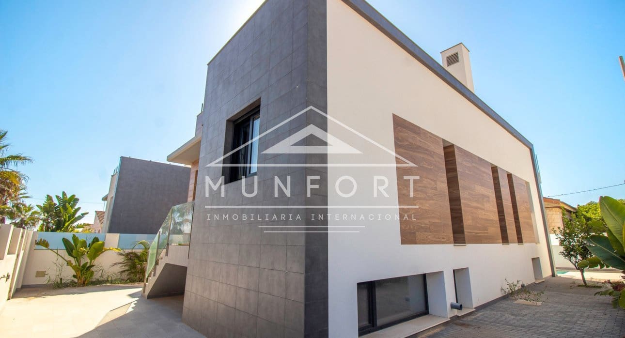 4 soveværelse Villa til salg i Torrevieja med swimmingpool - € 940.000 (Ref: 9133671)