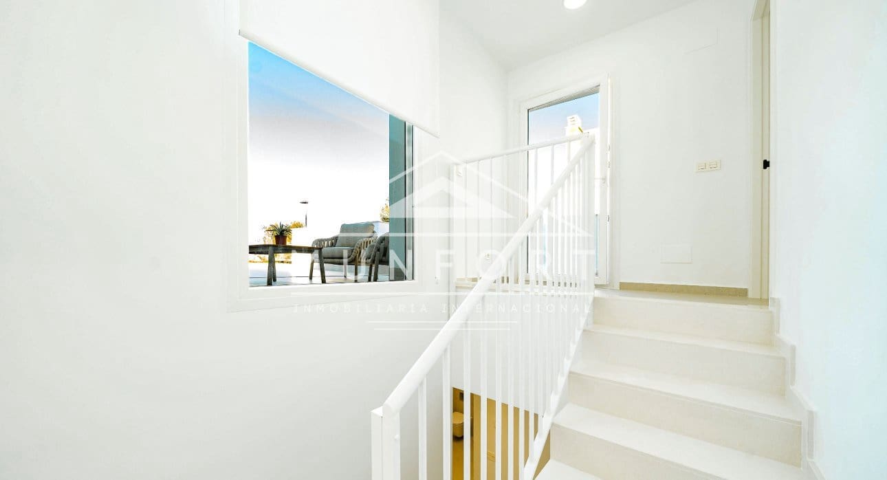 3 slaapkamer Villa te koop in Los Alcazares met zwembad - € 467.000 (Ref: 9204035)