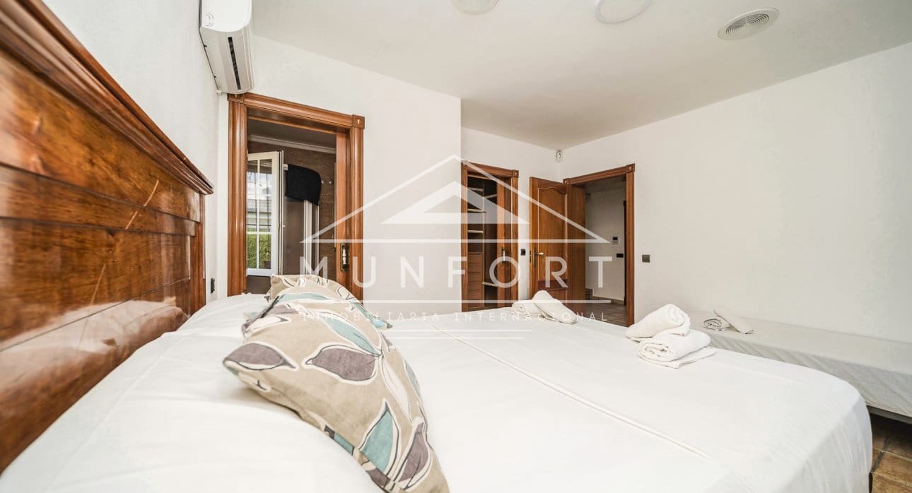 6 sypialnia Willa na sprzedaż w Torrevieja z basenem - 890 000 € (Ref: 9210394)