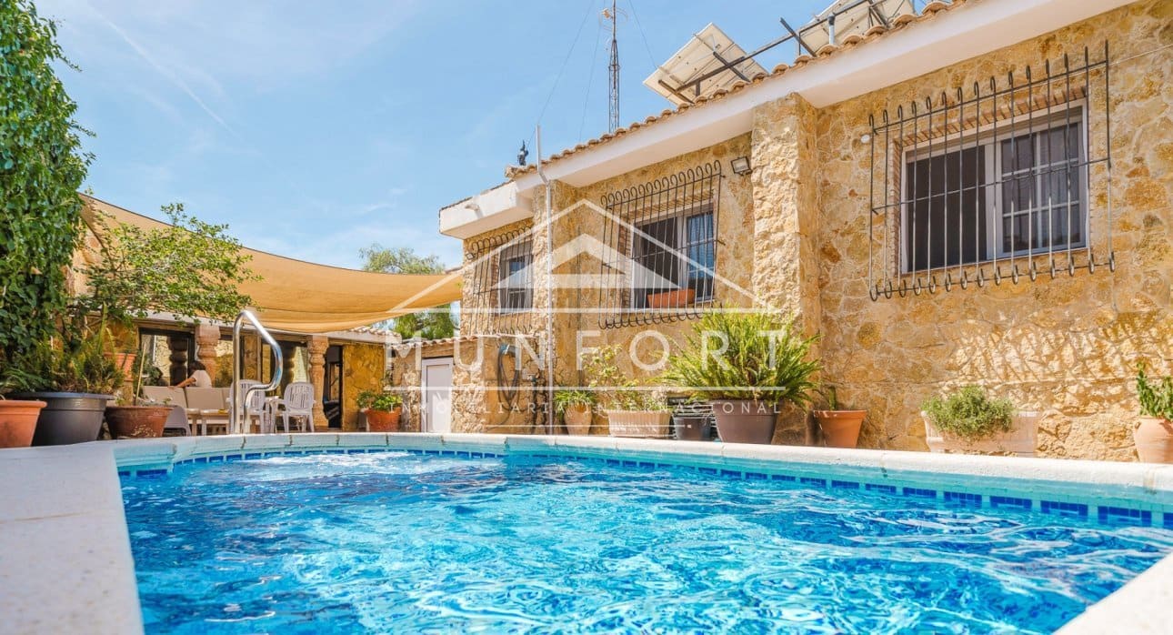 6 sypialnia Willa na sprzedaż w Torrevieja z basenem - 890 000 € (Ref: 9210394)