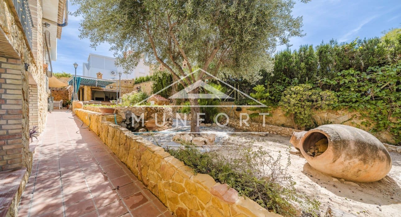 6 sypialnia Willa na sprzedaż w Torrevieja z basenem - 890 000 € (Ref: 9210394)