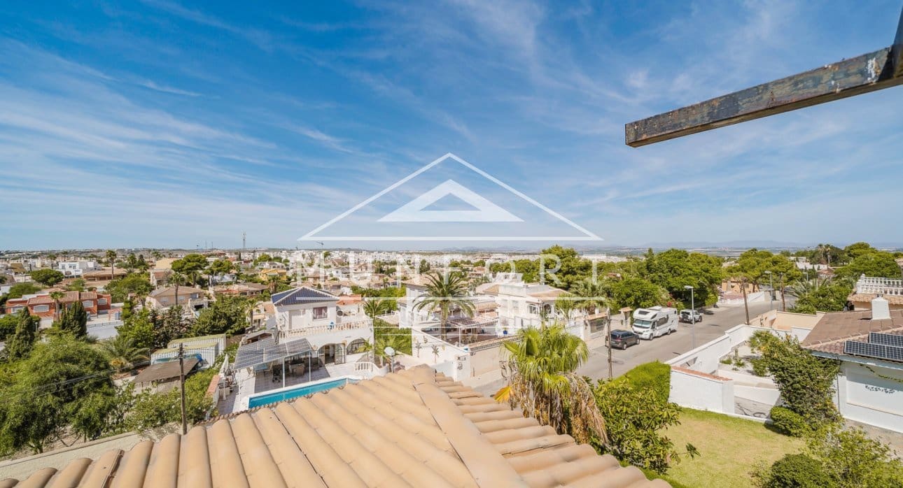 6 sypialnia Willa na sprzedaż w Torrevieja z basenem - 890 000 € (Ref: 9210394)