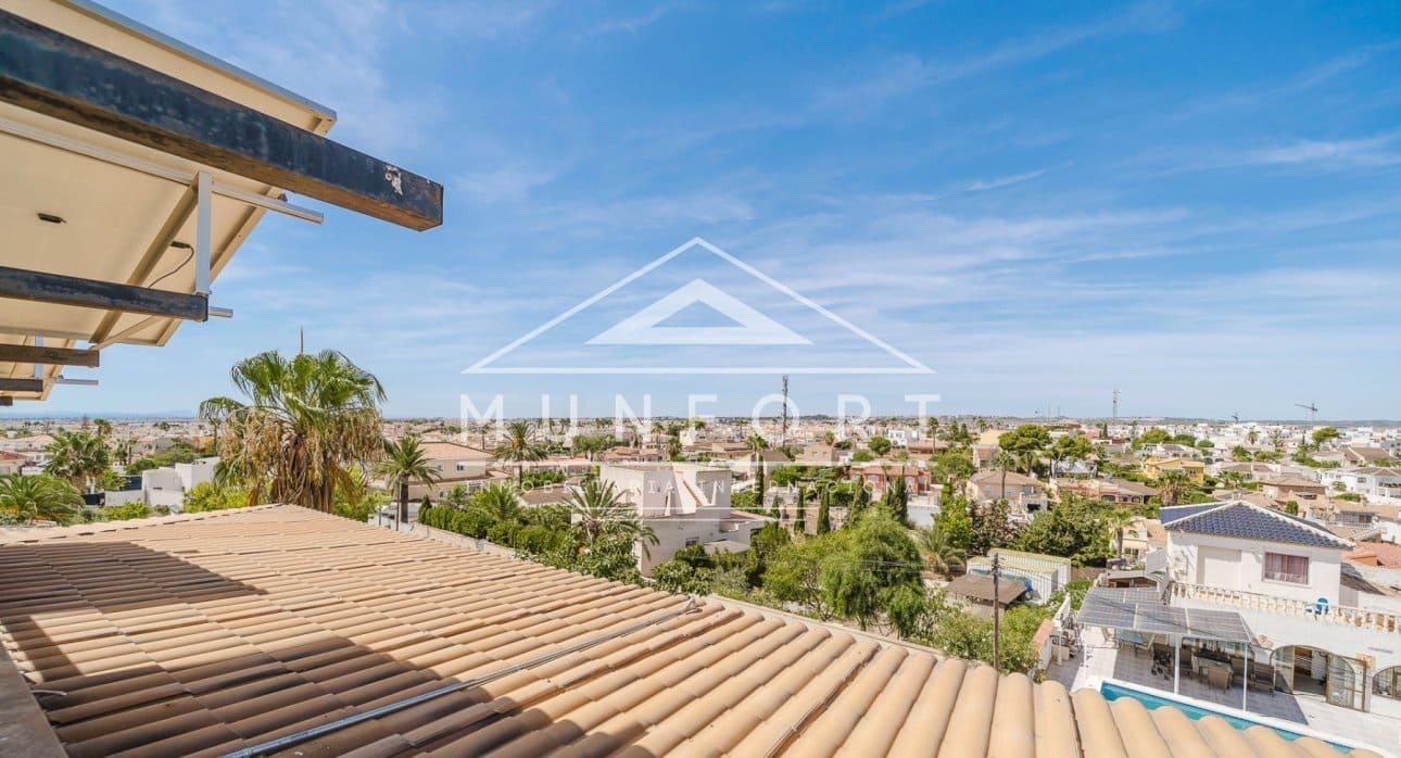 6 sypialnia Willa na sprzedaż w Torrevieja z basenem - 890 000 € (Ref: 9210394)