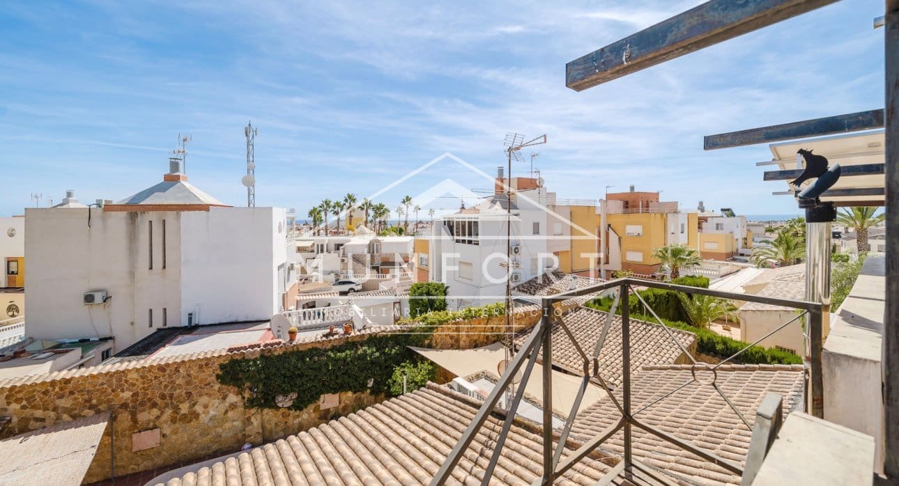 6 sypialnia Willa na sprzedaż w Torrevieja z basenem - 890 000 € (Ref: 9210394)
