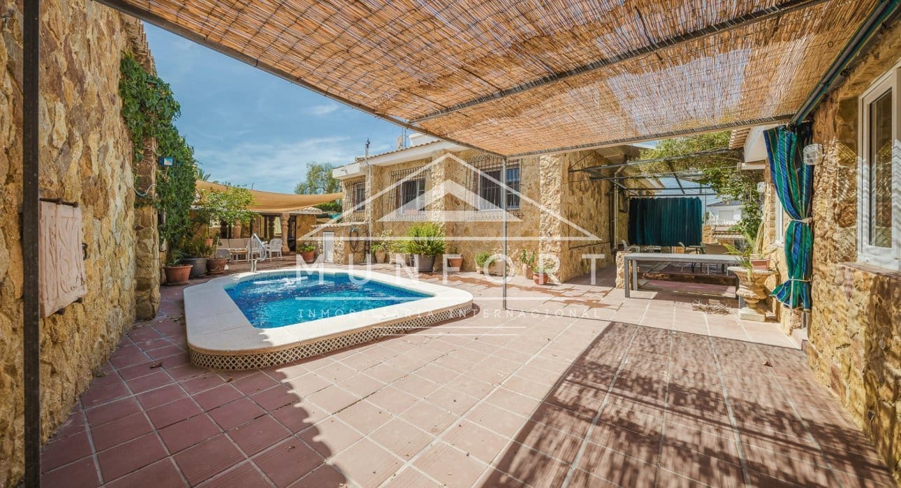 6 sypialnia Willa na sprzedaż w Torrevieja z basenem - 890 000 € (Ref: 9210394)