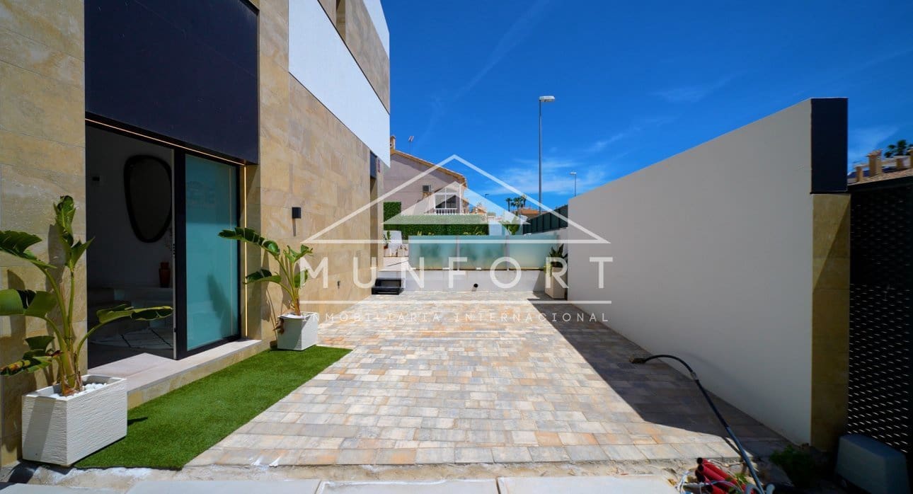 3 bedroom Villa for sale in Orihuela Costa with pool - € 509,000 (Ref: 9246138)