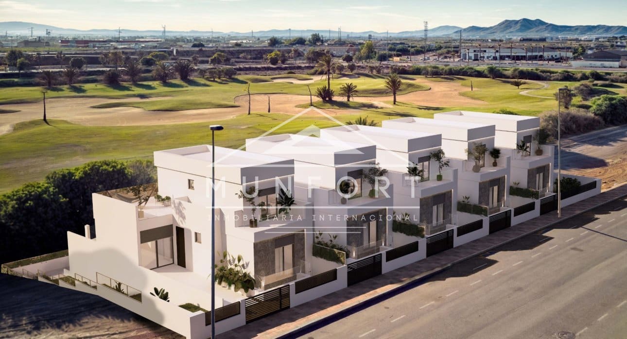 Chalet de 3 habitaciones en Los Alcázares en venta con piscina - 720.000 € (Ref: 9255869)