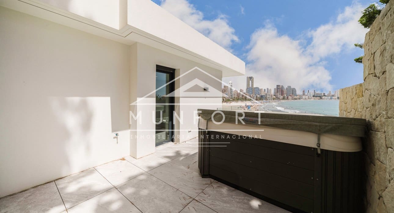 4 bedroom Semi-detached Villa for sale in Benidorm with pool - € 1,650,000 (Ref: 9258165)