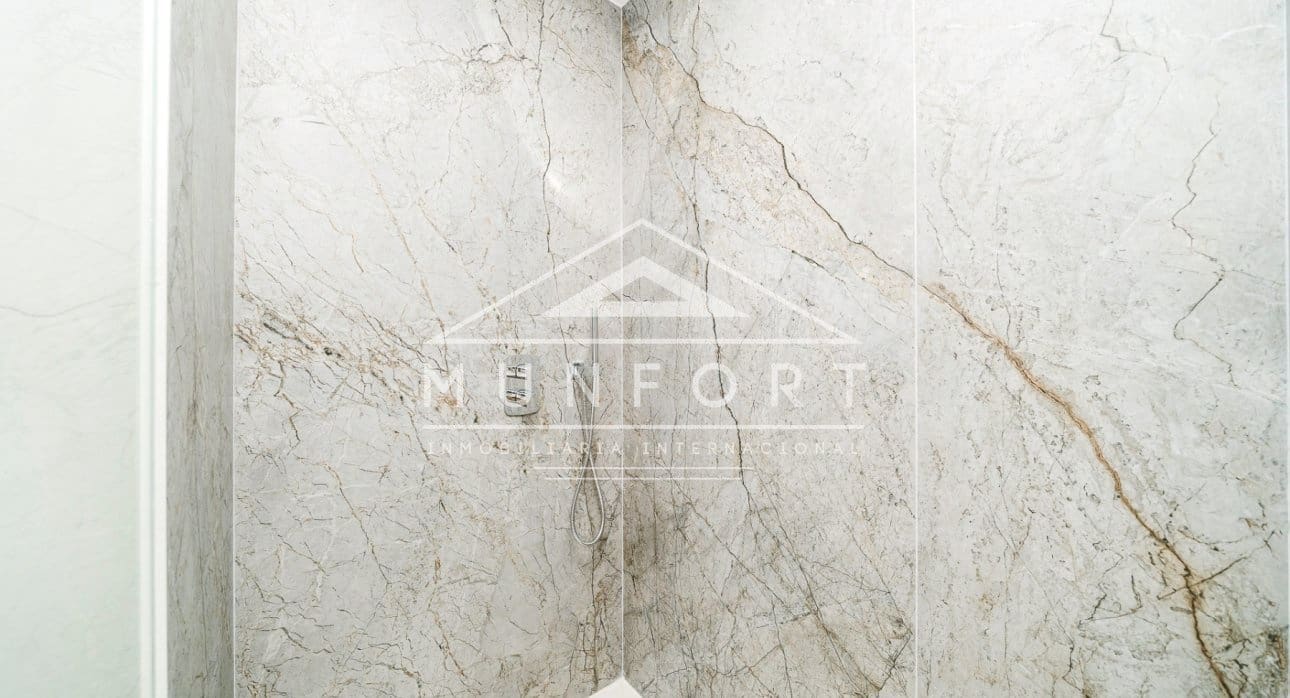 4 bedroom Semi-detached Villa for sale in Benidorm with pool - € 1,650,000 (Ref: 9258165)