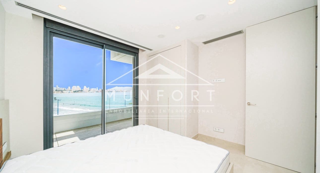 4 bedroom Semi-detached Villa for sale in Benidorm with pool - € 1,650,000 (Ref: 9258165)