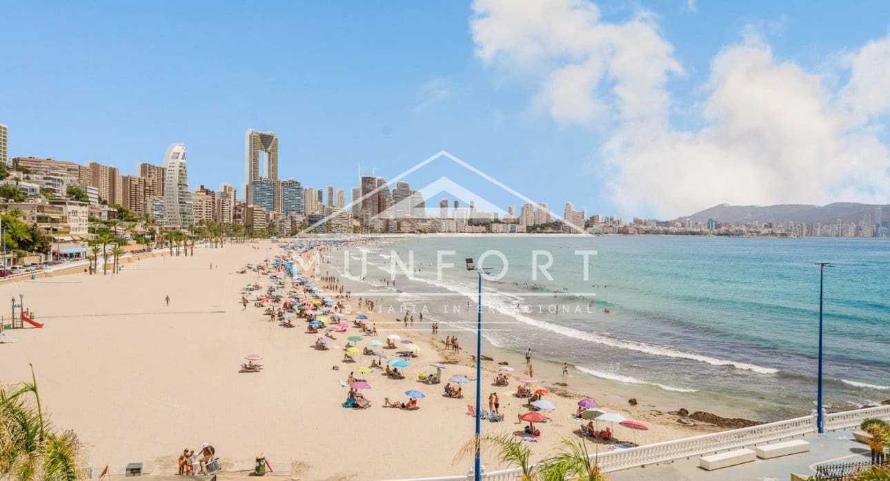 4 bedroom Semi-detached Villa for sale in Benidorm with pool - € 1,650,000 (Ref: 9258165)