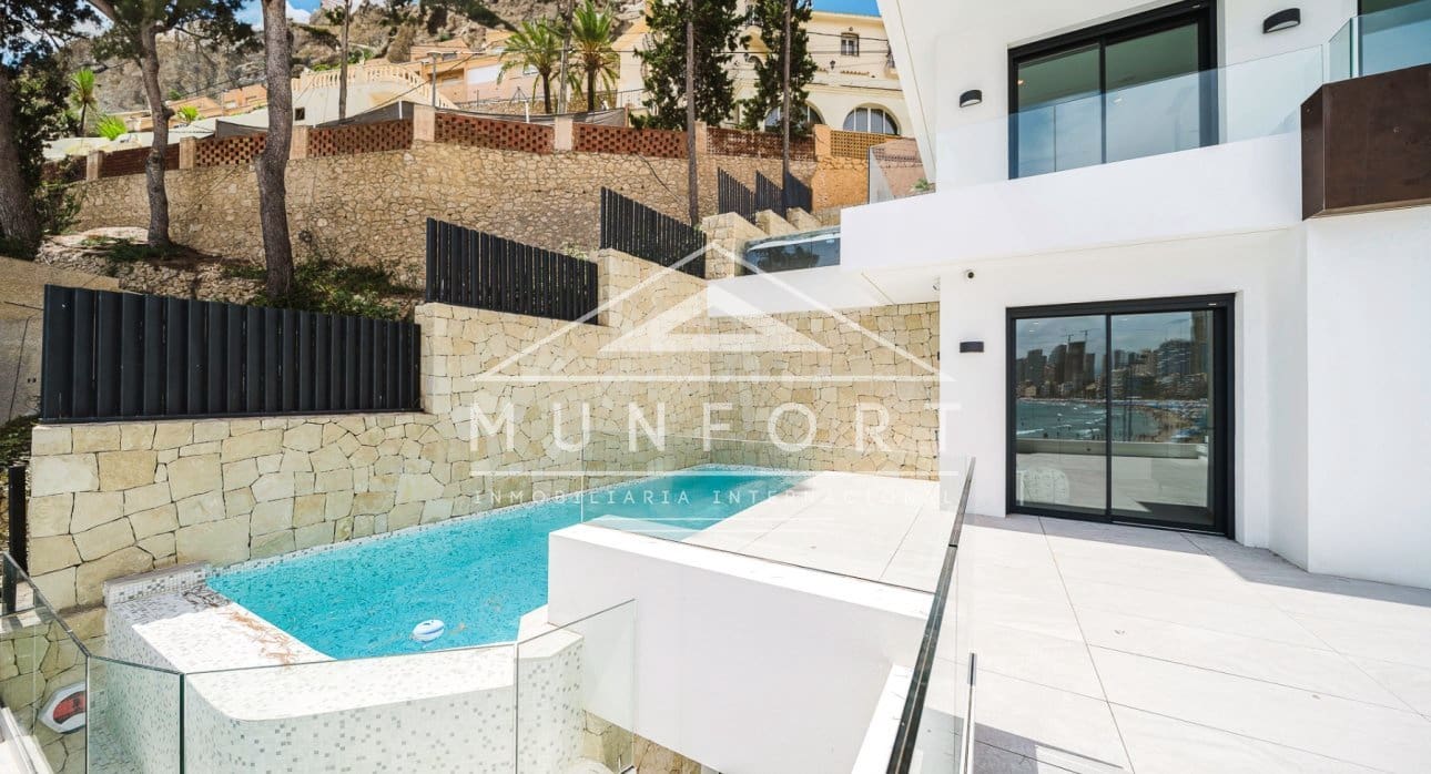 4 bedroom Semi-detached Villa for sale in Benidorm with pool - € 1,650,000 (Ref: 9258165)