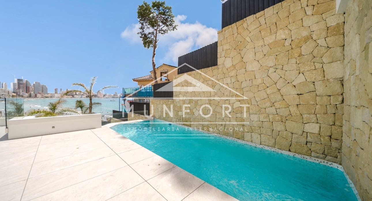 4 bedroom Semi-detached Villa for sale in Benidorm with pool - € 1,650,000 (Ref: 9258165)