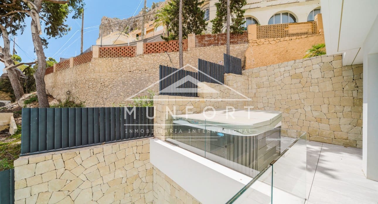4 bedroom Semi-detached Villa for sale in Benidorm with pool - € 1,650,000 (Ref: 9258165)