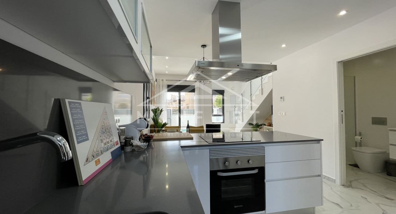 3 bedroom Villa for sale in Torrevieja with pool - € 409,000 (Ref: 9267816)