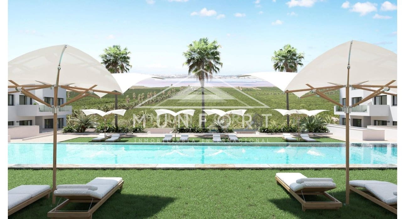 Bungalow de 2 habitaciones en Torrevieja en venta con piscina - 299.000 € (Ref: 9267821)