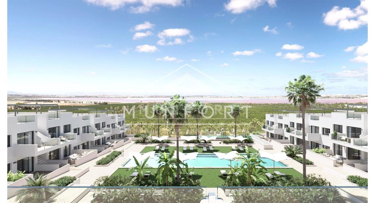 Bungalow de 2 habitaciones en Torrevieja en venta con piscina - 299.000 € (Ref: 9267821)