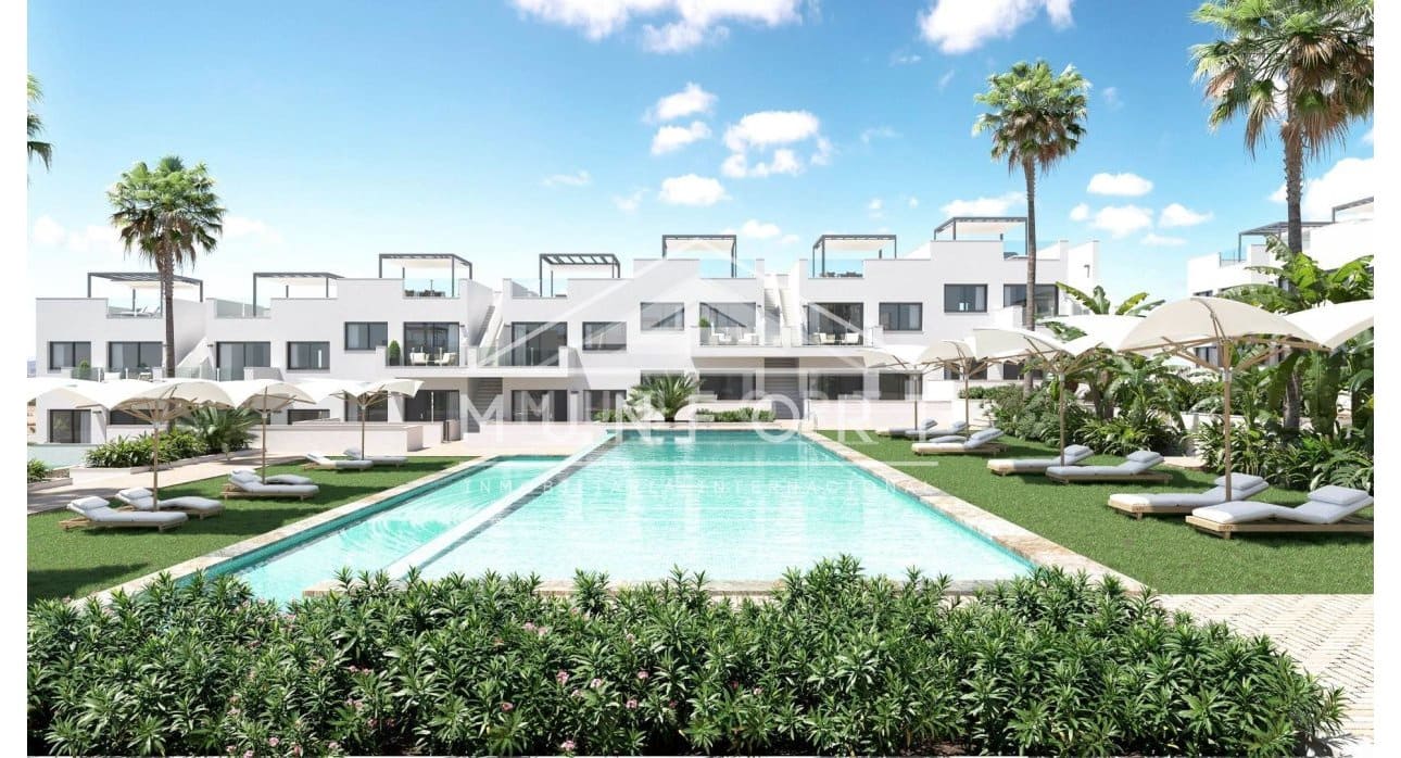 Bungalow de 2 habitaciones en Torrevieja en venta con piscina - 299.000 € (Ref: 9267821)