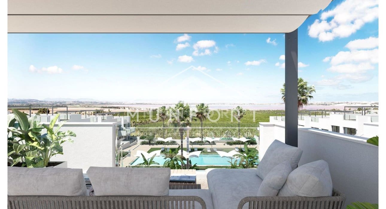 Bungalow de 2 habitaciones en Torrevieja en venta con piscina - 299.000 € (Ref: 9267821)