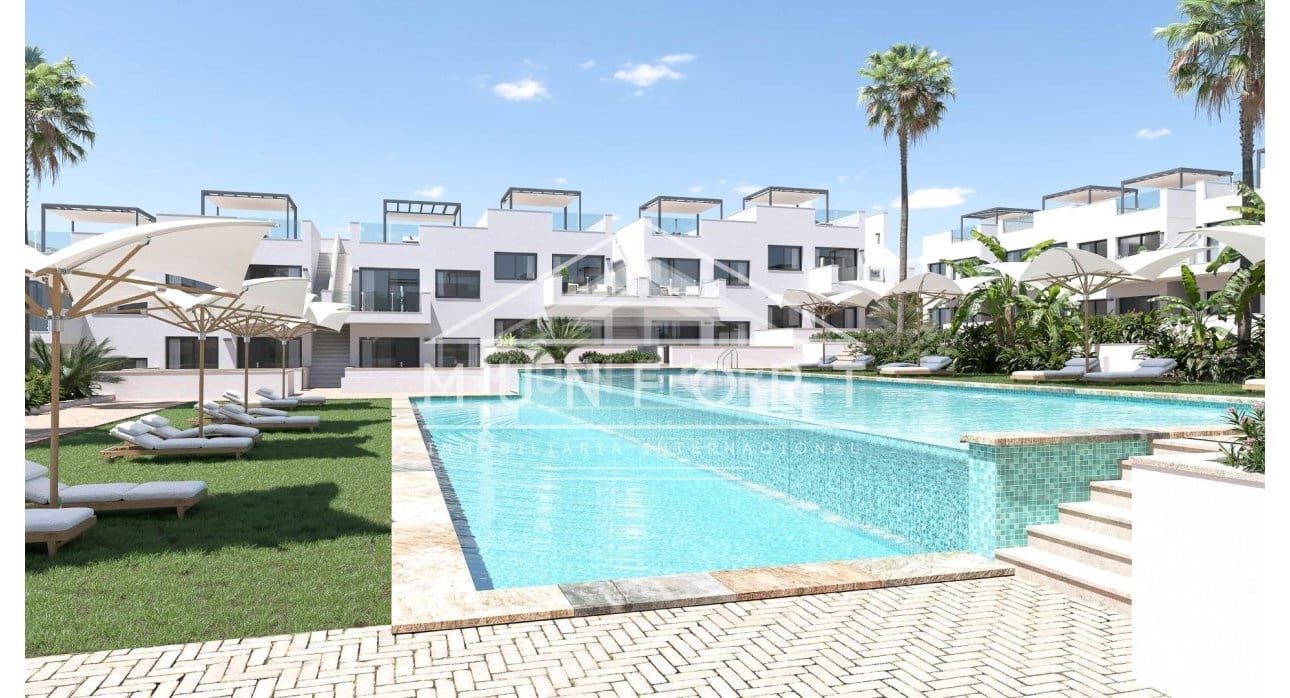 Bungalow de 2 habitaciones en Torrevieja en venta con piscina - 299.000 € (Ref: 9267821)