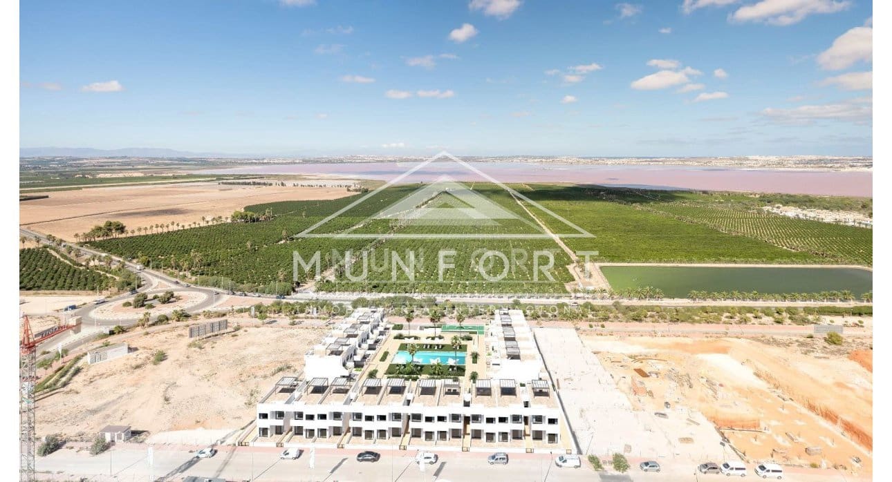 Bungalow de 2 habitaciones en Torrevieja en venta con piscina - 299.000 € (Ref: 9267821)