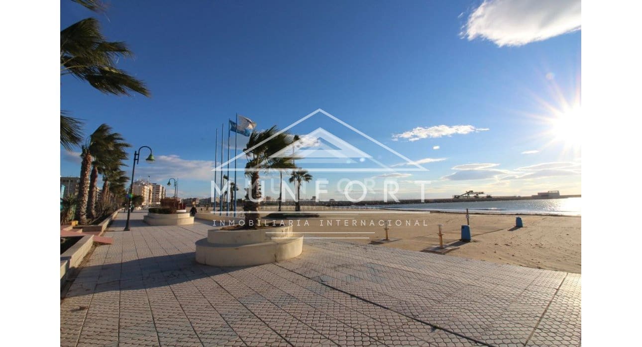 Bungalow de 2 habitaciones en Torrevieja en venta con piscina - 299.000 € (Ref: 9267821)