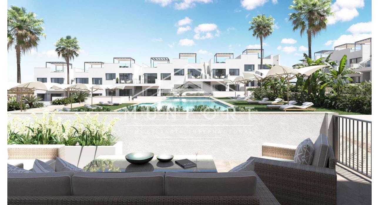 Bungalow de 2 habitaciones en Torrevieja en venta con piscina - 299.000 € (Ref: 9267821)