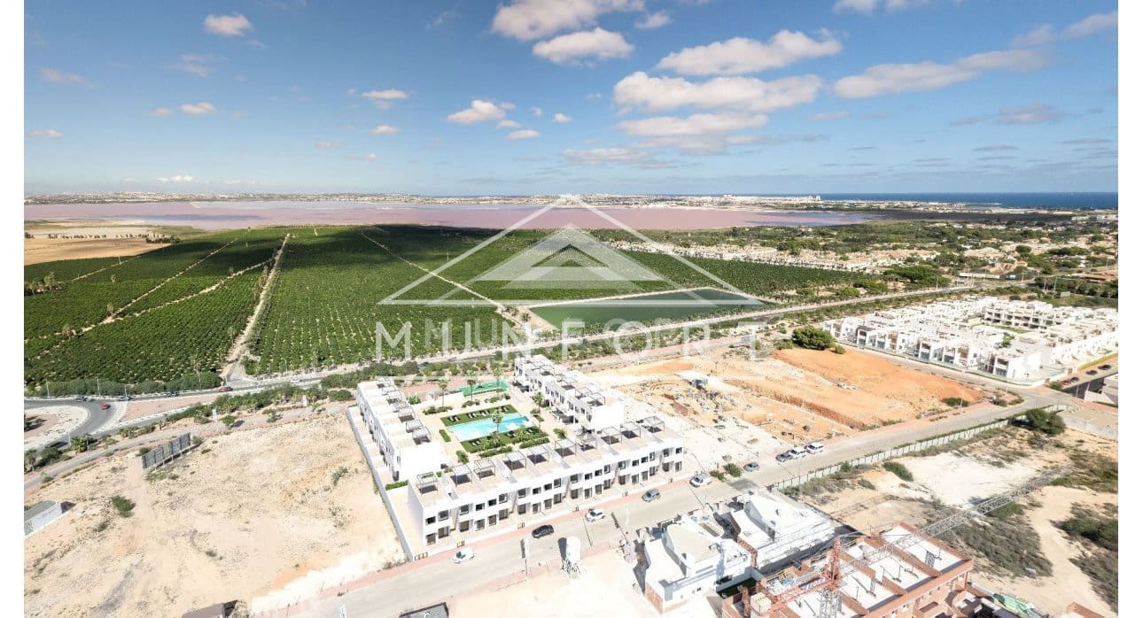 Bungalow de 2 habitaciones en Torrevieja en venta con piscina - 299.000 € (Ref: 9267821)