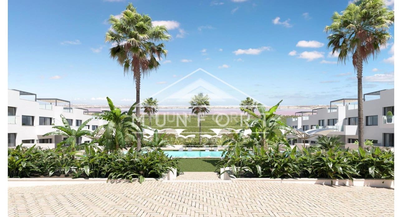 Bungalow de 2 habitaciones en Torrevieja en venta con piscina - 299.000 € (Ref: 9267821)