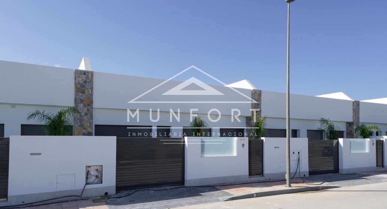 3 soveværelse Villa til salg i Los Alcazares med swimmingpool - € 499.900 (Ref: 9267825)