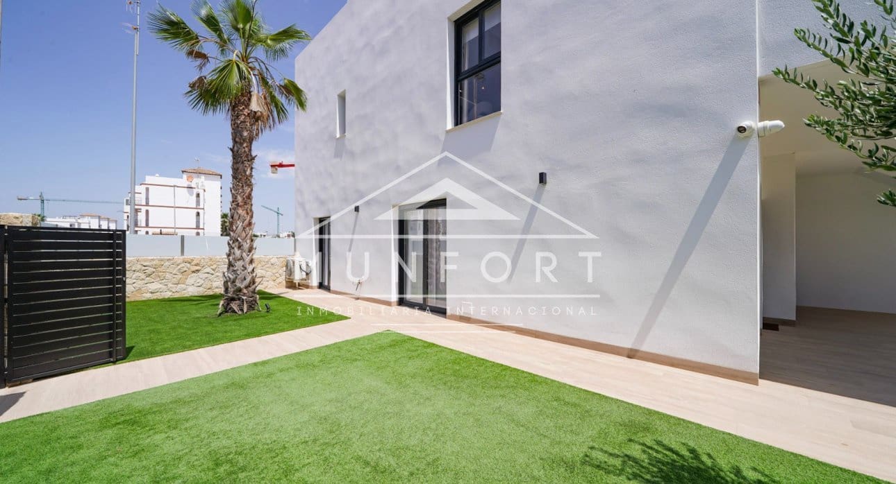 3 bedroom Bungalow for sale in Pilar de la Horadada with pool - € 305,000 (Ref: 9270330)