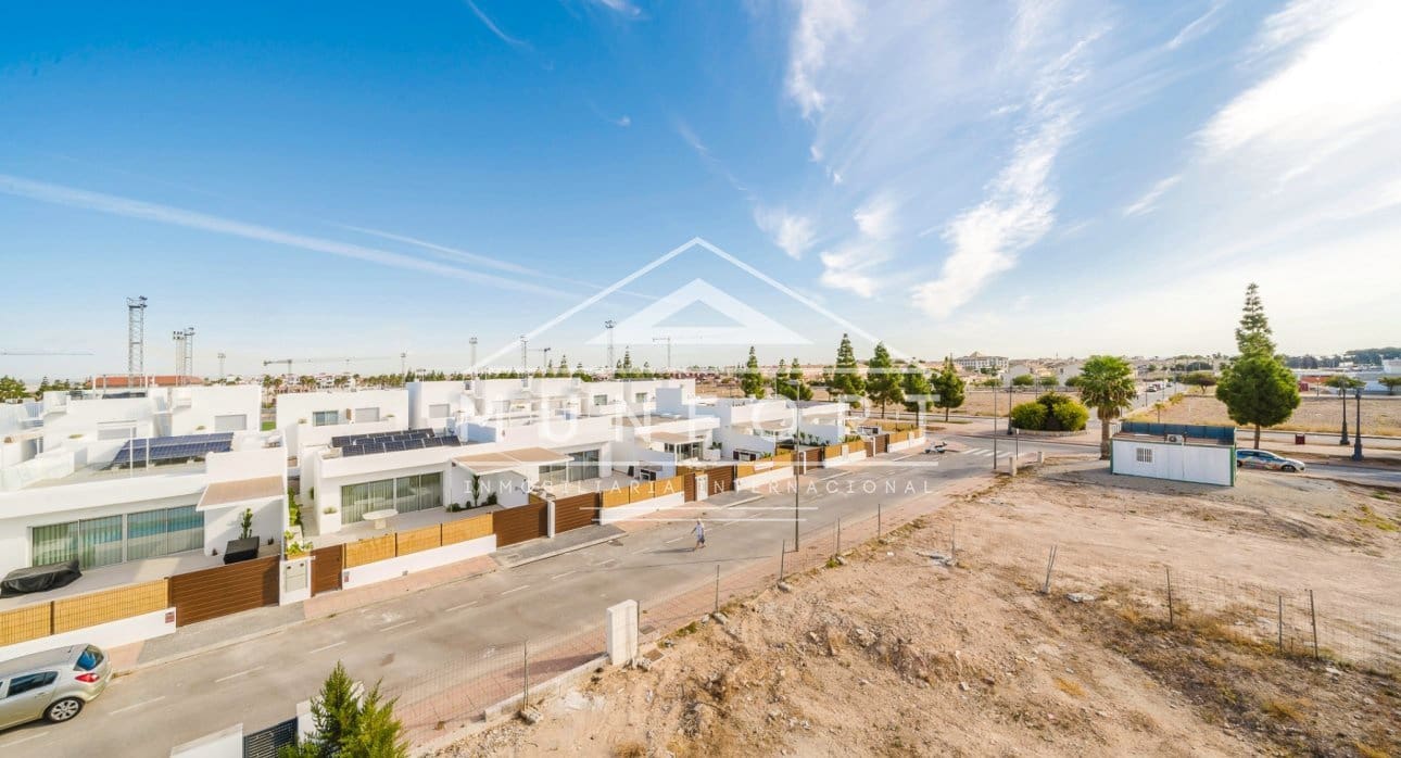 3 bedroom Villa for sale in Los Alcazares with pool - € 445,000 (Ref: 9270343)