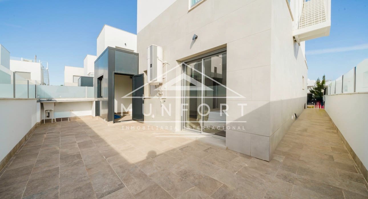 3 bedroom Villa for sale in Los Alcazares with pool - € 445,000 (Ref: 9270343)