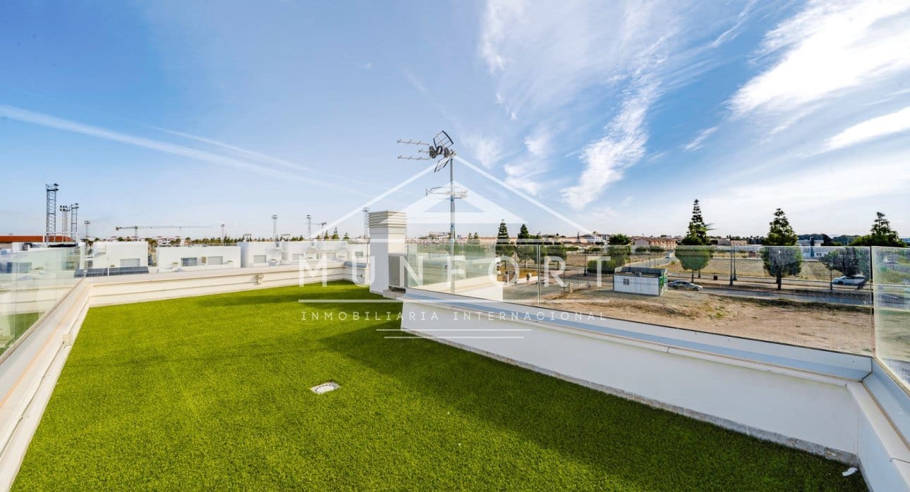 3 bedroom Villa for sale in Los Alcazares with pool - € 445,000 (Ref: 9270343)