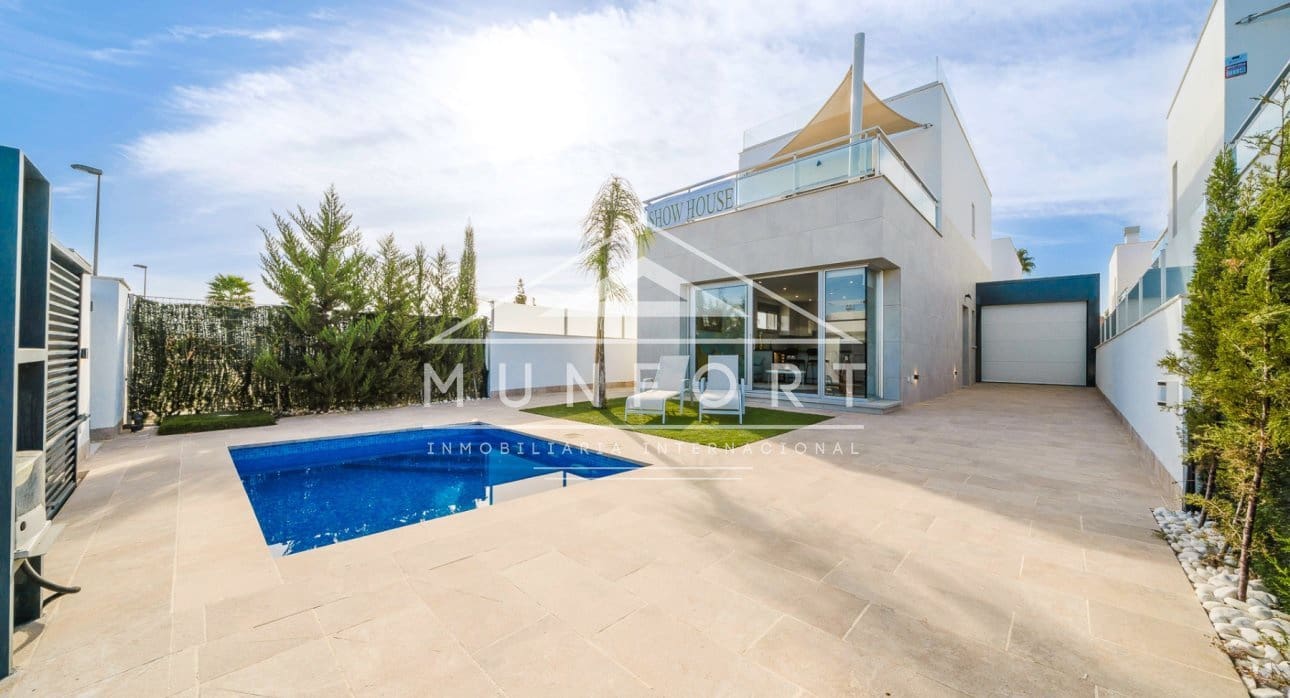 3 bedroom Villa for sale in Los Alcazares with pool - € 445,000 (Ref: 9270343)