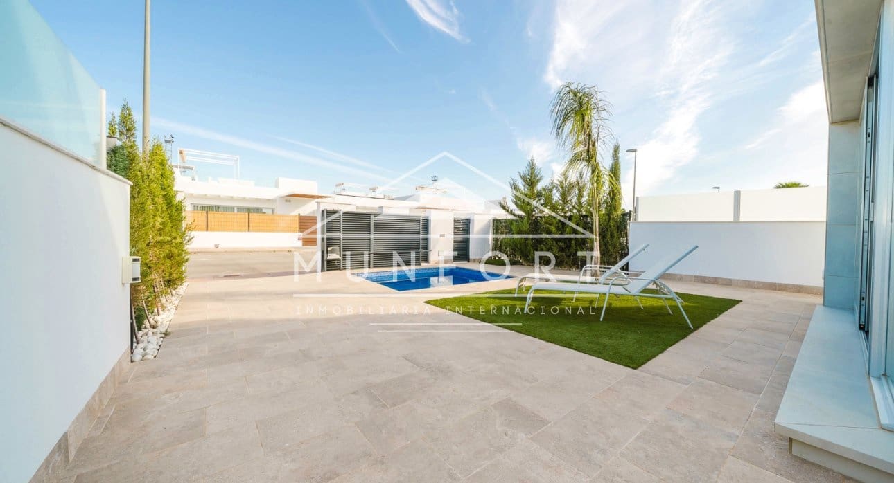 3 bedroom Villa for sale in Los Alcazares with pool - € 445,000 (Ref: 9270343)