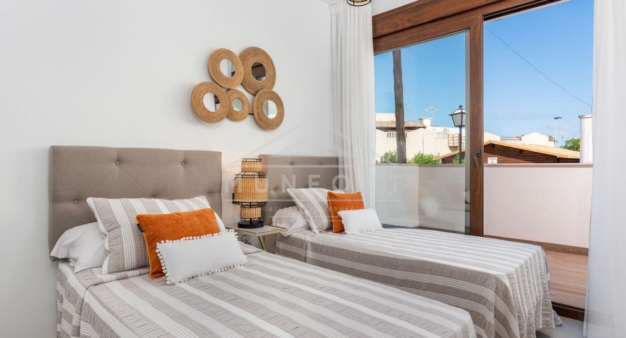 2 slaapkamer Bungalow te koop in Torrevieja met zwembad - € 285.000 (Ref: 9270582)