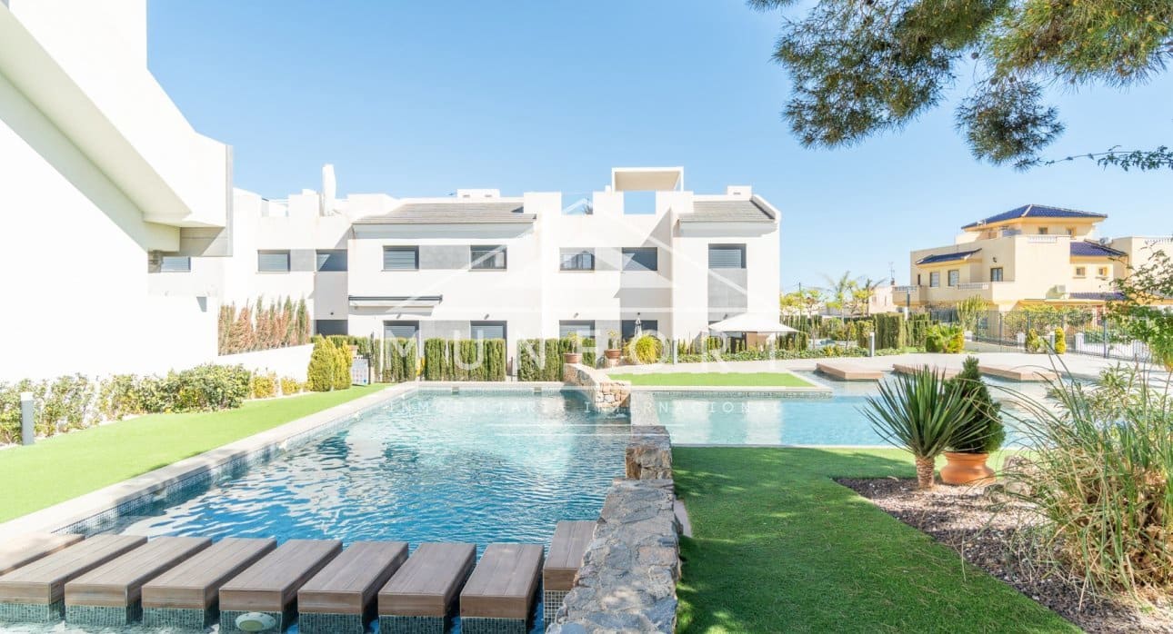 3 soverom Bungalow til salgs i Torrevieja med svømmebasseng - € 289 900 (Ref: 9270587)