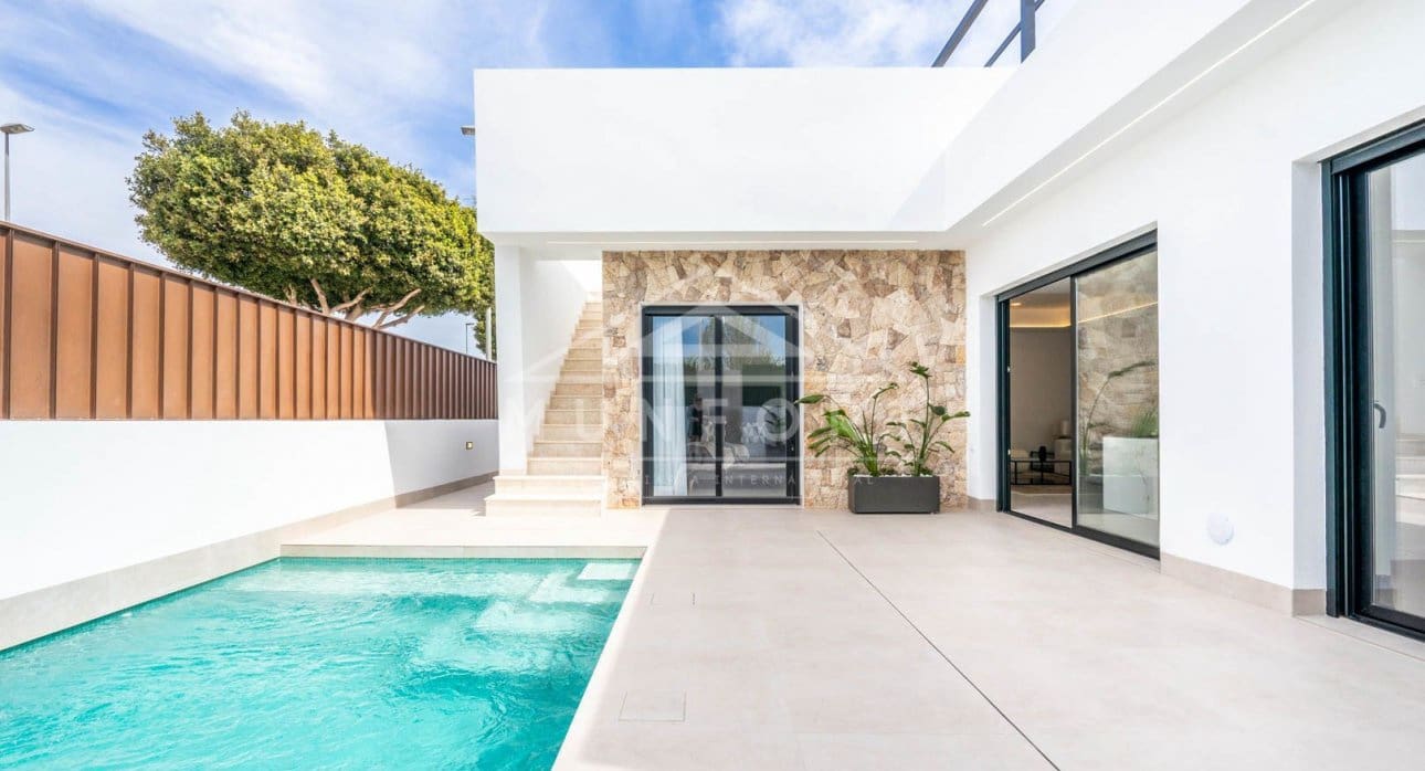 3 slaapkamer Villa te koop in Roldan met zwembad - € 389.950 (Ref: 9270596)