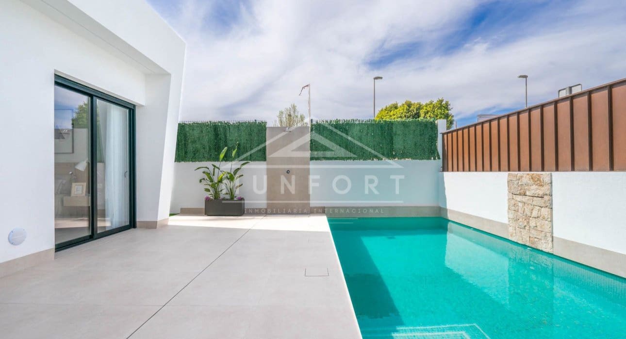 3 slaapkamer Villa te koop in Roldan met zwembad - € 389.950 (Ref: 9270596)