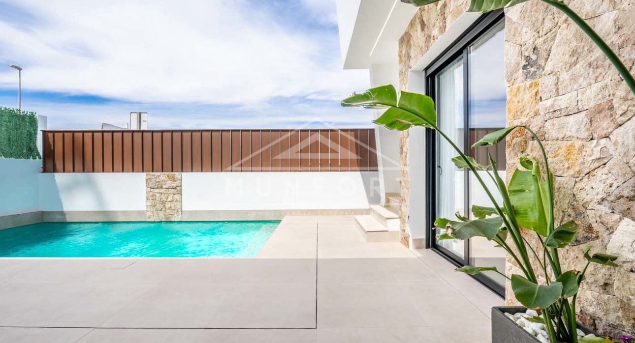 3 slaapkamer Villa te koop in Roldan met zwembad - € 389.950 (Ref: 9270596)