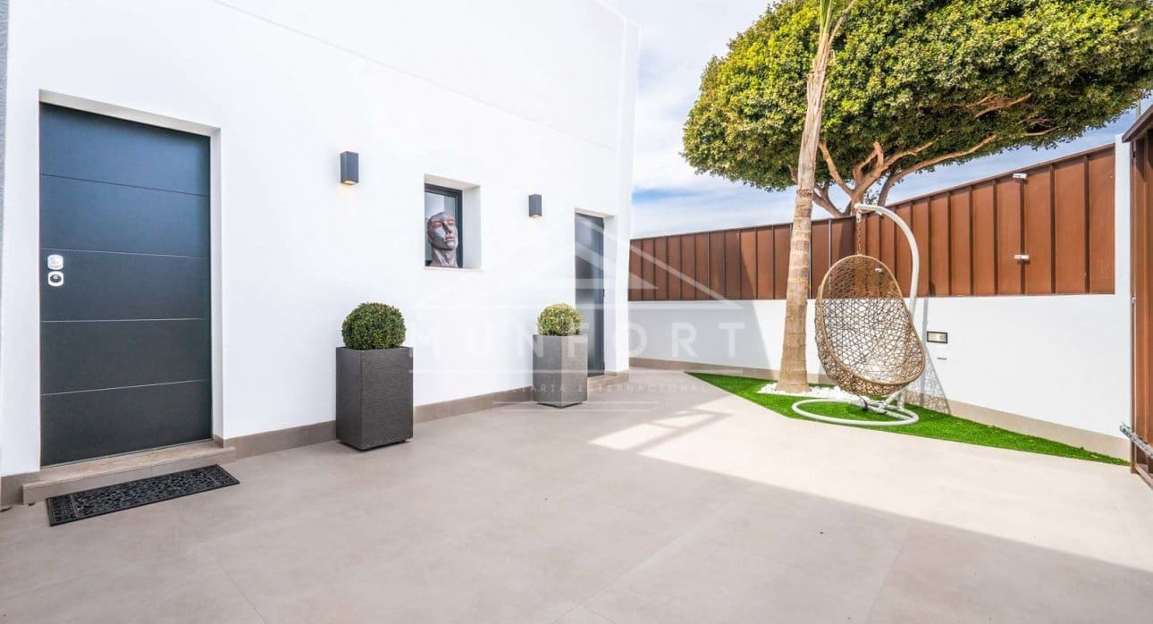 3 slaapkamer Villa te koop in Roldan met zwembad - € 389.950 (Ref: 9270596)