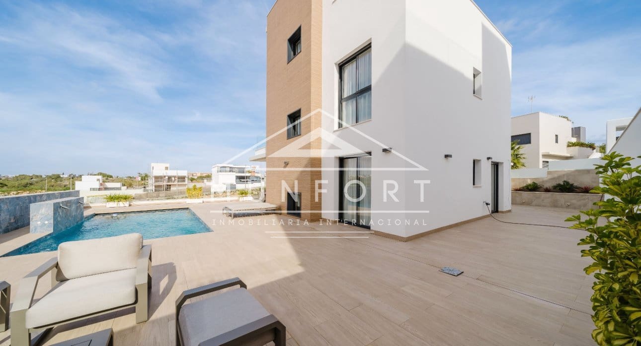 Chalet de 4 habitaciones en Orihuela Costa en venta con piscina - 995.000 € (Ref: 9273178)