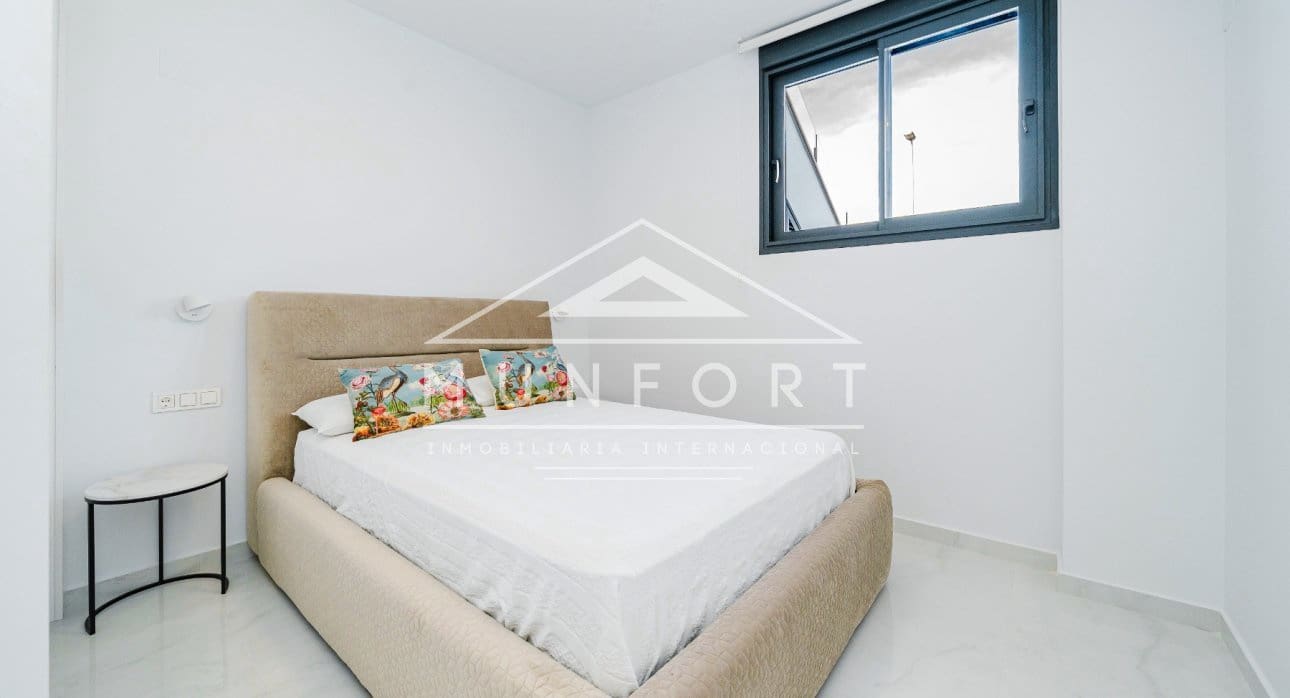 Chalet de 4 habitaciones en Orihuela Costa en venta con piscina - 995.000 € (Ref: 9273178)