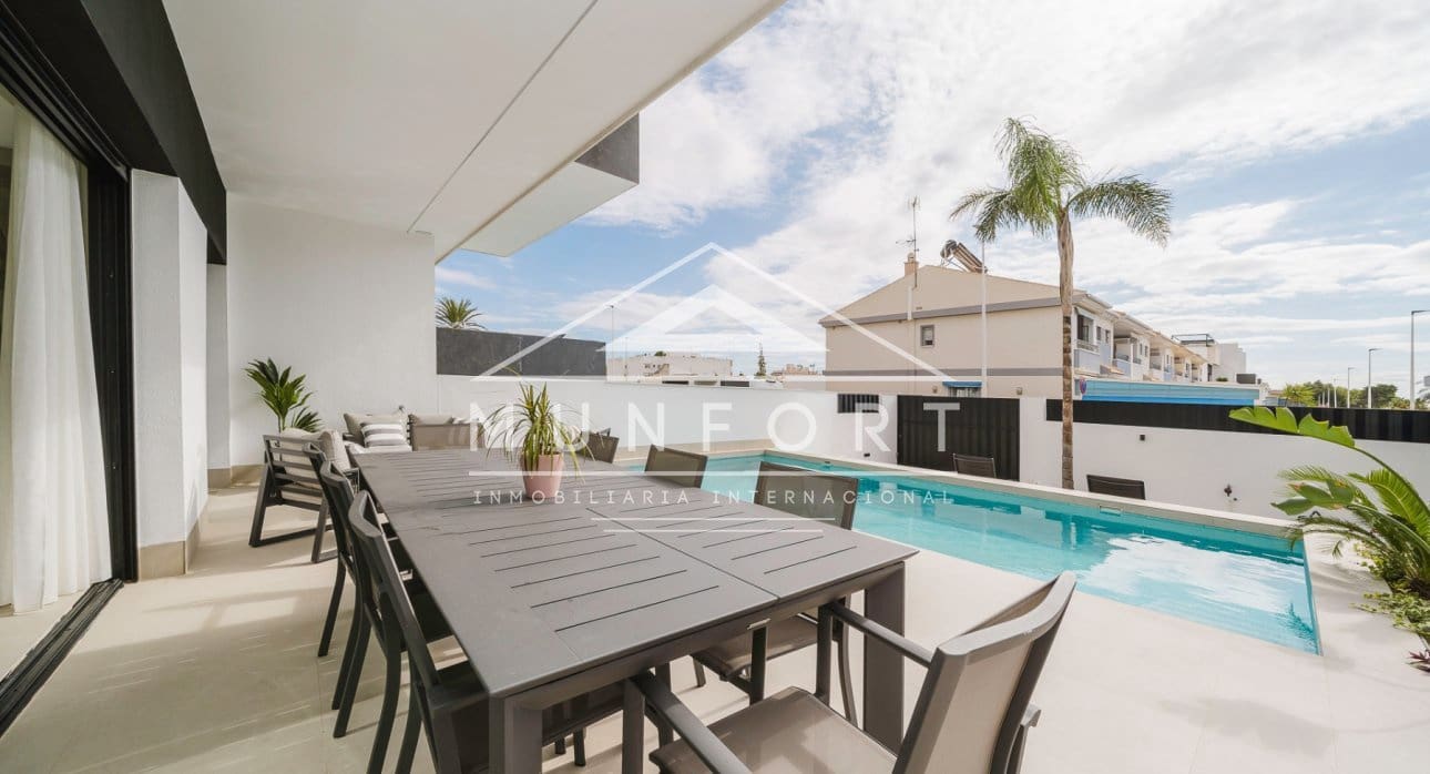 3 quarto Bungalow para venda em Pilar de la Horadada com piscina - 459 000 € (Ref: 9278740)