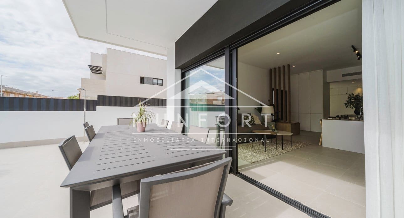3 quarto Bungalow para venda em Pilar de la Horadada com piscina - 459 000 € (Ref: 9278740)