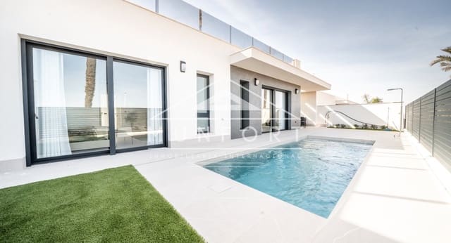 Chalet de 3 habitaciones en Aguas Nuevas, Torrevieja en venta con piscina - 595.000 € (Ref: 9279640)