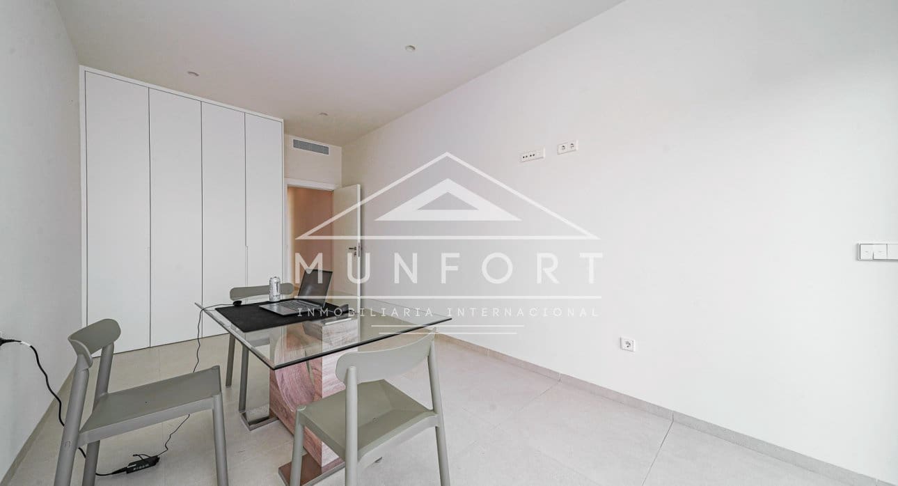 Chalet de 3 habitaciones en Los Alcázares en venta con piscina - 689.900 € (Ref: 9279648)