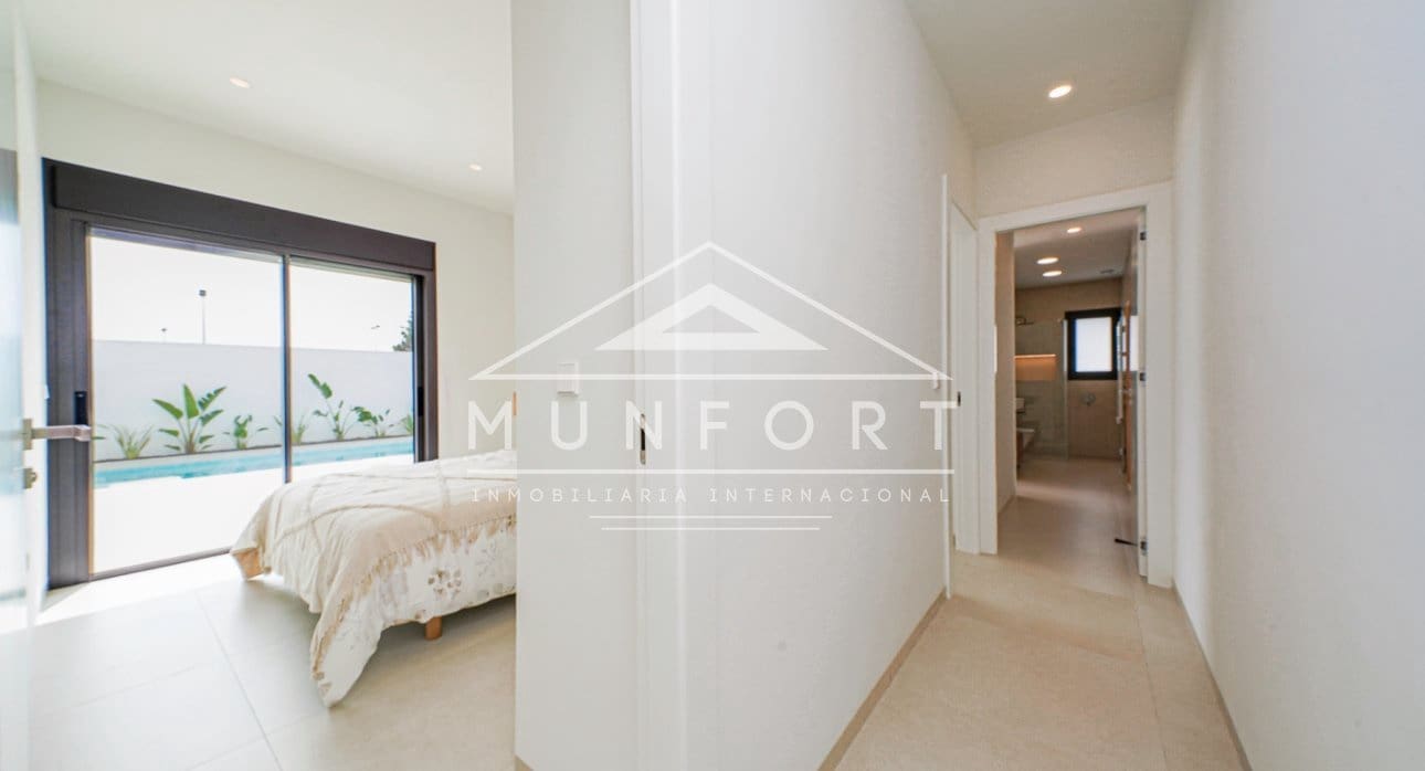 Chalet de 3 habitaciones en Los Alcázares en venta con piscina - 689.900 € (Ref: 9279648)